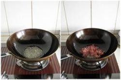2、臊子面,2.油锅加入底油烧热，放入姜末炒出香味，然后放入猪肉末炒到颜色变白