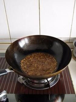 4、臊子面,4.放入高汤或者清水，水量没过材料1/2即可，然后加入盐、白糖煮到汤汁上色，味道变浓即可