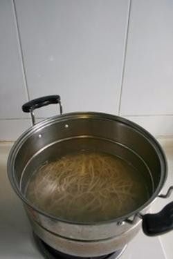 5、臊子面,5.另起一个汤锅，将水烧开后放入面条，将面条煮到约八成熟后捞出。面条盛在碗中，加入之前煮好的料，烫好的青菜，根据口味加入香醋、花椒粉、红油、