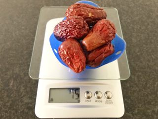 2、一碗汤#养颜滋补之红枣桂圆汤,75g的大红枣,