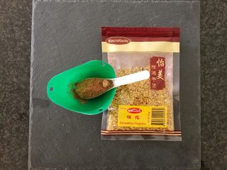 6、一碗汤#养颜滋补之红枣桂圆汤,准备1汤勺红糖和少许干桂花。