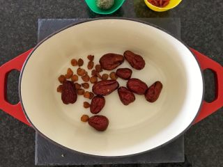 9、一碗汤#养颜滋补之红枣桂圆汤,加入干桂圆,