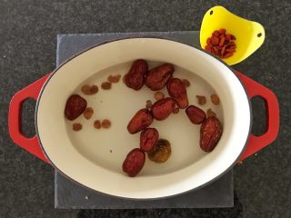 11、一碗汤#养颜滋补之红枣桂圆汤,然后加入1000g的清水,