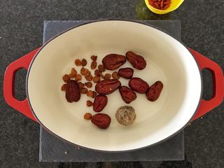 10、一碗汤#养颜滋补之红枣桂圆汤,加入一个蜜枣,