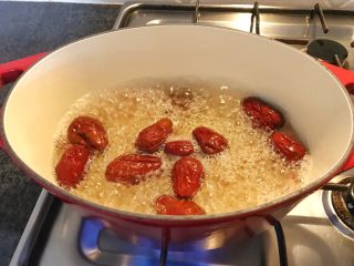 13、一碗汤#养颜滋补之红枣桂圆汤,20分钟后,打开锅盖,