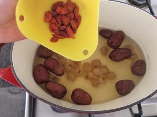 14、一碗汤#养颜滋补之红枣桂圆汤,加入枸杞,