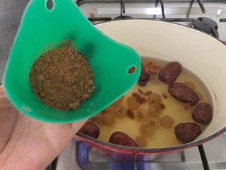 15、一碗汤#养颜滋补之红枣桂圆汤,加入红糖,