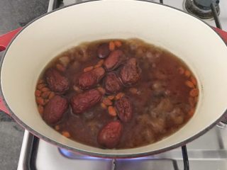 16、一碗汤#养颜滋补之红枣桂圆汤,继续煮2分钟,关火。(不需要盖锅盖)