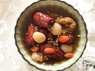 17、一碗汤#养颜滋补之红枣桂圆汤,煮完后装碗,撒上少许干桂花(秘制糖桂花也可以)。