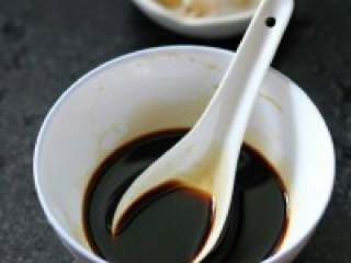 1、无油【懒人糖醋排骨】,一汤匙米酒，两汤匙酱油，三勺白糖，四汤匙醋混合成糖醋汁。 汤匙如图，是家庭常用的陶瓷汤匙。