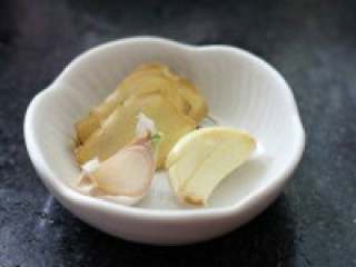 2、无油【懒人糖醋排骨】,2. 生姜切片，大蒜去皮。