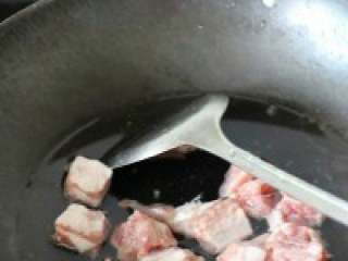 3、无油【懒人糖醋排骨】,3. 排骨洗净放入锅中，加入姜蒜和 没过排骨的水。