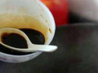 4、无油【懒人糖醋排骨】,4. 加入糖醋汁（一汤匙米酒，两汤 匙酱油，三汤匙白糖，四汤匙 不）。