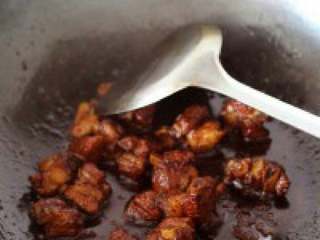 6、无油【懒人糖醋排骨】,6. 当锅中汁水快干时，开大火，快 速翻炒收汁，即可出锅，焖煮过程 大概要30分钟。