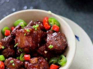 7、无油【懒人糖醋排骨】,好了盛出装盘即可。