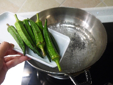 3、秋葵刺身,搅拌均匀后放入秋葵。