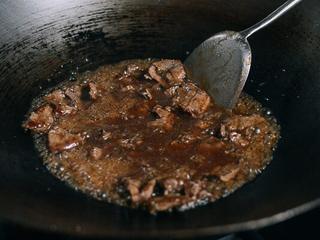 7、油条牛柳,当牛肉和酱汁煮沸时，慢慢加入玉米淀粉和水混合物。