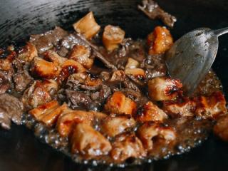 8、油条牛柳,加入油条，翻炒10-20秒即可。