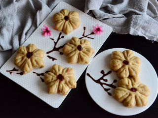 13、红糖花朵馒头,用巧克力酱画出枝杆。