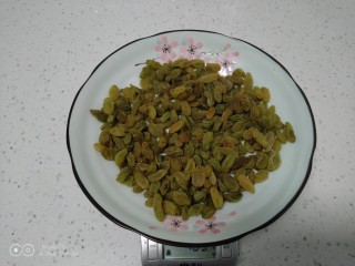 1、家庭版甑糕,葡萄干称好。