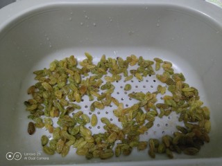 2、家庭版甑糕,洗净控干水分。