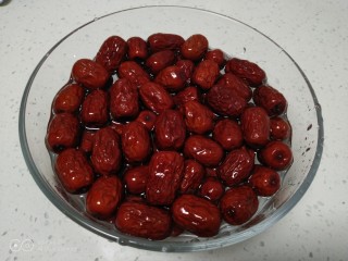 4、家庭版甑糕,洗净。