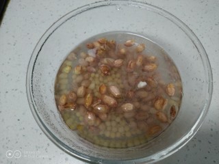 6、家庭版甑糕,洗净泡1小时。