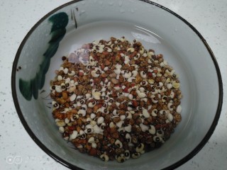 7、家庭版甑糕,花红豆称好洗净泡1小时。