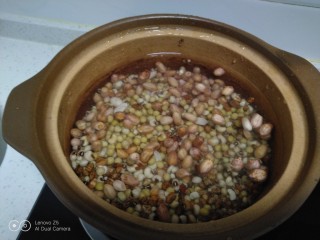 8、家庭版甑糕,花红豆、花生、黄豆放入砂锅中，加入摸过食材的水。