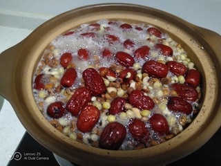 9、家庭版甑糕,大火煮开，放入红枣转小火煮。