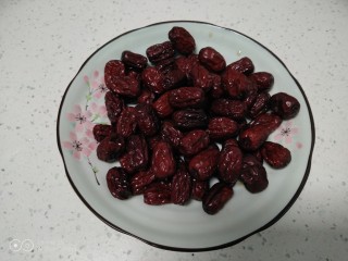 10、家庭版甑糕,小火煮20分钟，捞出红枣。