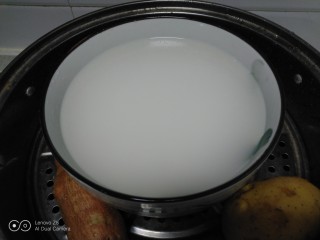 12、家庭版甑糕,放入蒸锅中。