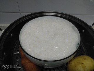 13、家庭版甑糕,大火煮开转中火蒸50分钟。