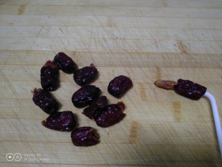 14、家庭版甑糕,枣去核。