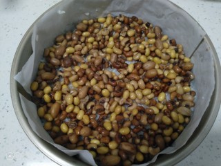 18、家庭版甑糕,再铺一层花生、黄豆、花红豆。