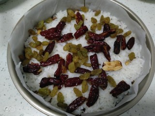20、家庭版甑糕,再铺一层红枣、葡萄干，依次类推，大概铺了7层。