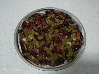 21、家庭版甑糕,最后铺上红枣、葡萄干。