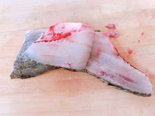 3、松鼠桂鱼,去除鱼中骨