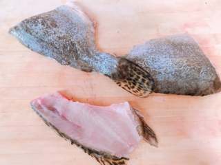 4、松鼠桂鱼,去骨后，留尾，使鱼片相连