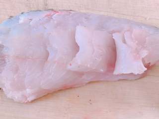 6、松鼠桂鱼,将鱼片打斜刀，但不切断