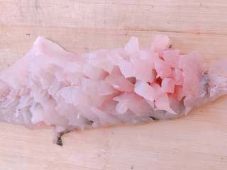 7、松鼠桂鱼,在相反的方向，顶刀切到鱼尾处，不切断