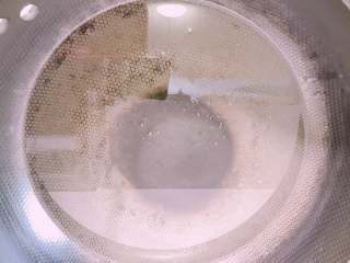 10、松鼠桂鱼,锅中倒油