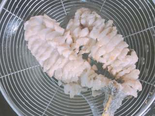 12、松鼠桂鱼,炸至金黄变色