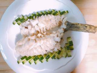 13、松鼠桂鱼,将炸好的鱼摆盘