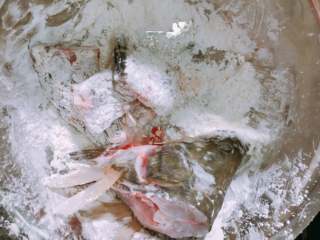 14、松鼠桂鱼,将切下的鱼排和鱼头裹上淀粉