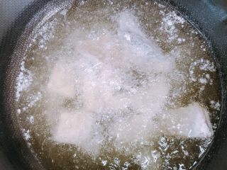 15、松鼠桂鱼,放入油锅中炸至金黄