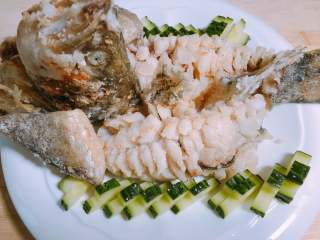 17、松鼠桂鱼,将鱼头摆盘