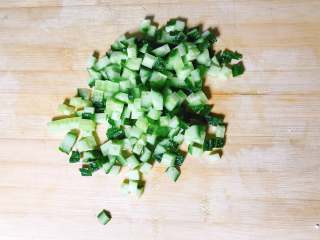 18、松鼠桂鱼,将黄瓜切丁