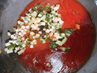 23、松鼠桂鱼,将黄瓜丁倒入锅中