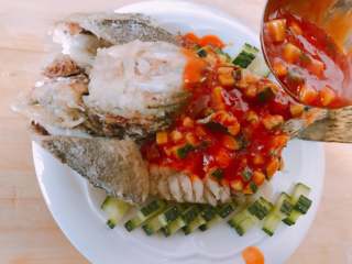 25、松鼠桂鱼,将烧好的酱汁倒在摆好的桂鱼上